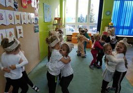 Dzieci tańczą przy piosence Misie szare